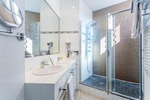 Suite, Sea View | Bathroom | Free toiletries, hair dryer, towels - Hôtel Villa des Anges (Grimaud)
