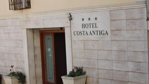 Entrada de un hotel con un cartel que dice "HOTEL COSTA ANTIGA".