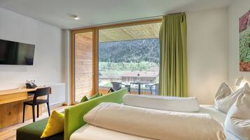 Superior-Doppelzimmer, Balkon, Bergblick | Zimmersafe, Schreibtisch, Verdunkelungsvorhänge, kostenloses WLAN