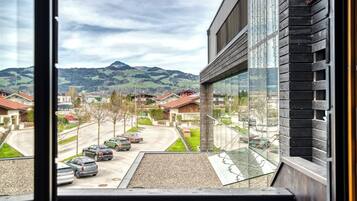 Familienzimmer, Balkon | Blick auf die Stadt