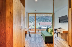 Habitación doble superior, balcón, vistas a la montaña | Caja fuerte, escritorio, cortinas opacas y wifi gratis