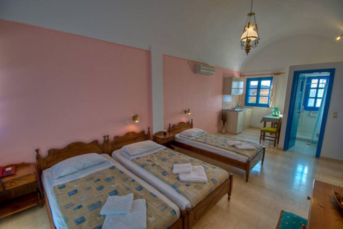 In-room safe, WiFi (free), bed sheets