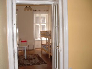 高級寢具、熨斗/熨衫板、摺床/加床 (收費)、Wi-Fi (收費)