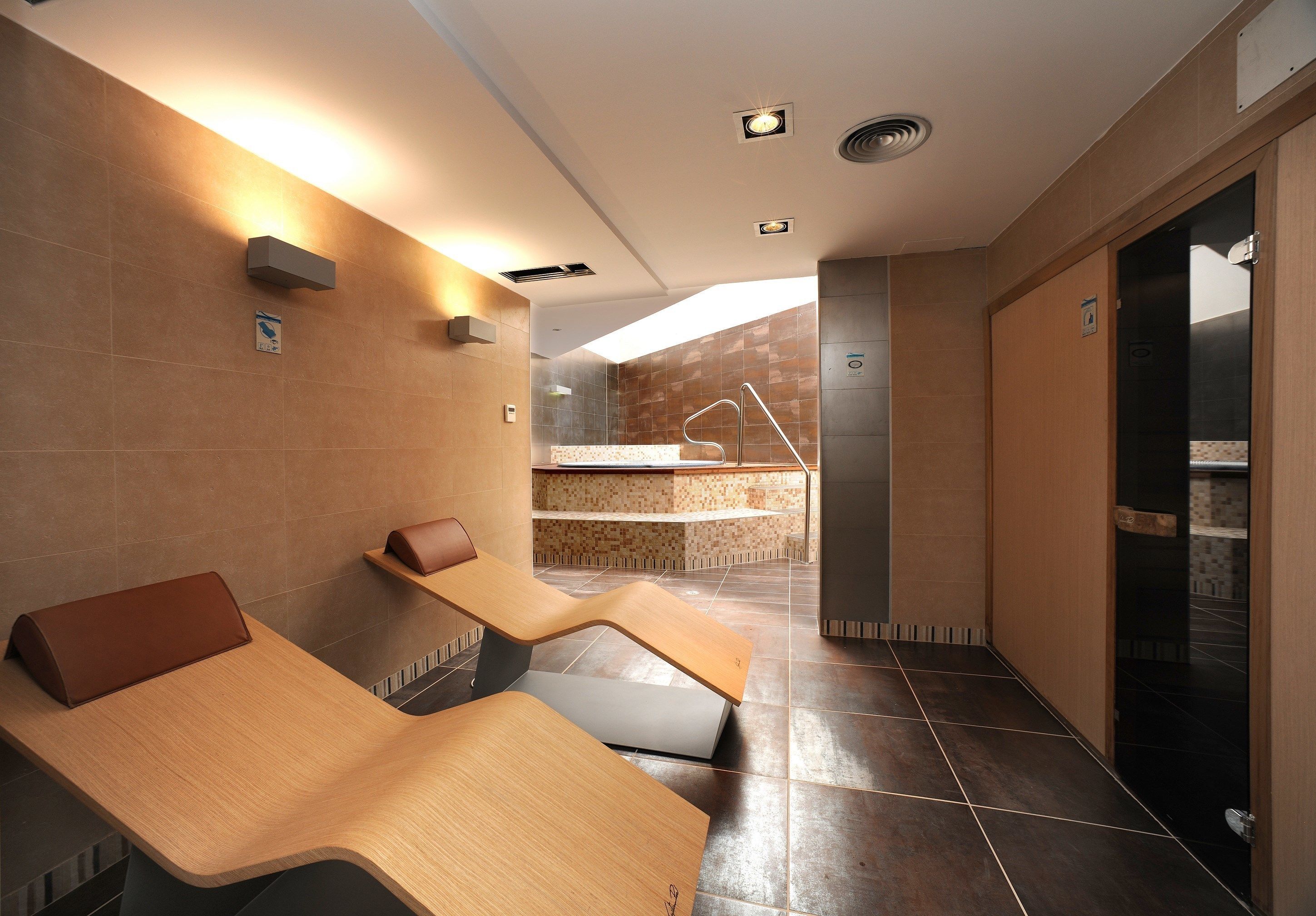 Sauna, bañera de hidromasaje, tratamientos corporales, aromaterapia 