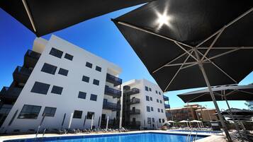 2 piscines extérieures, parasols de plage, chaises longues