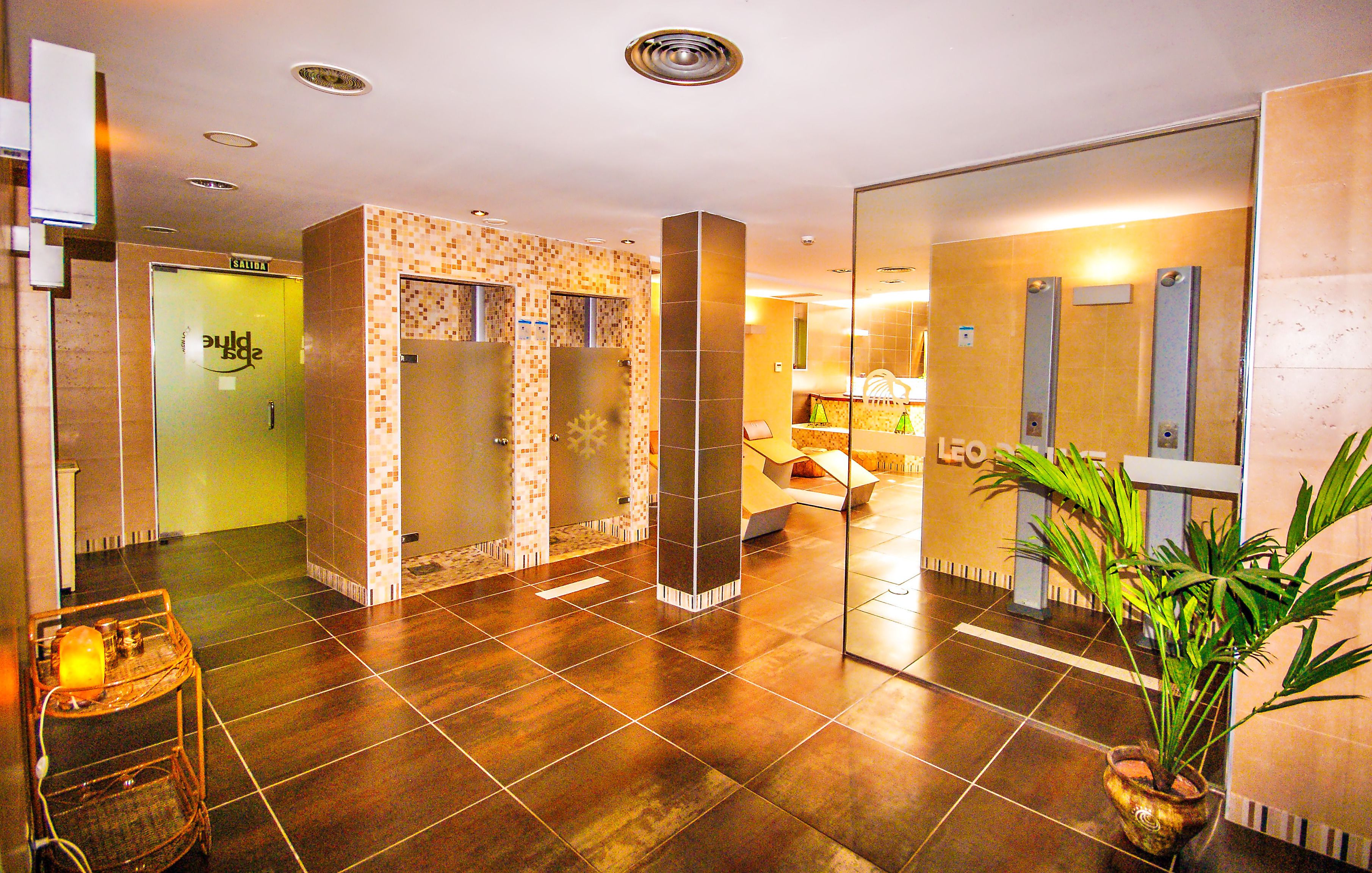 Een sauna, een bubbelbad, lichaamsbehandelingen, aromatherapie