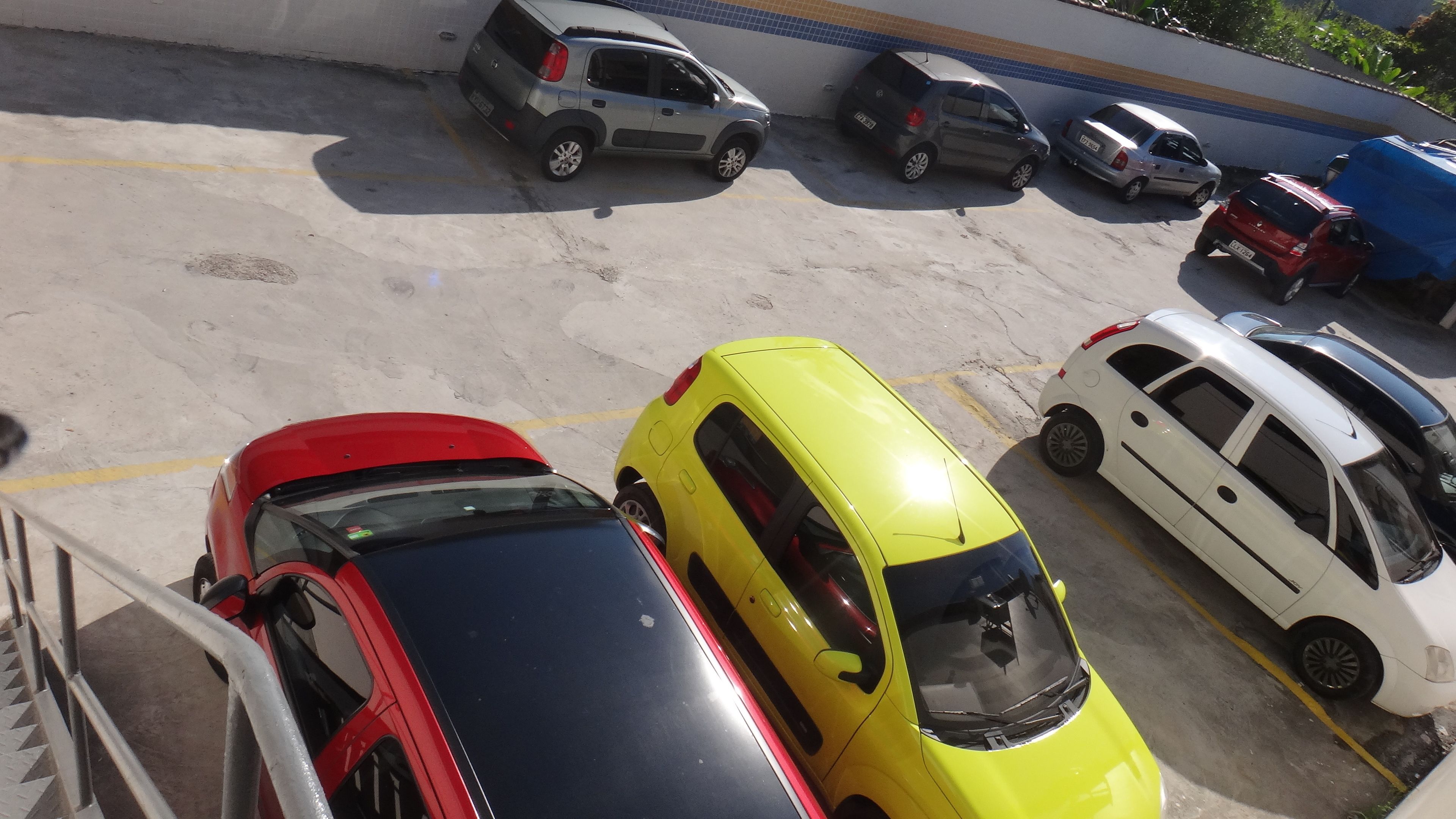 Un estacionamiento con varios coches aparcados en espacios designados.