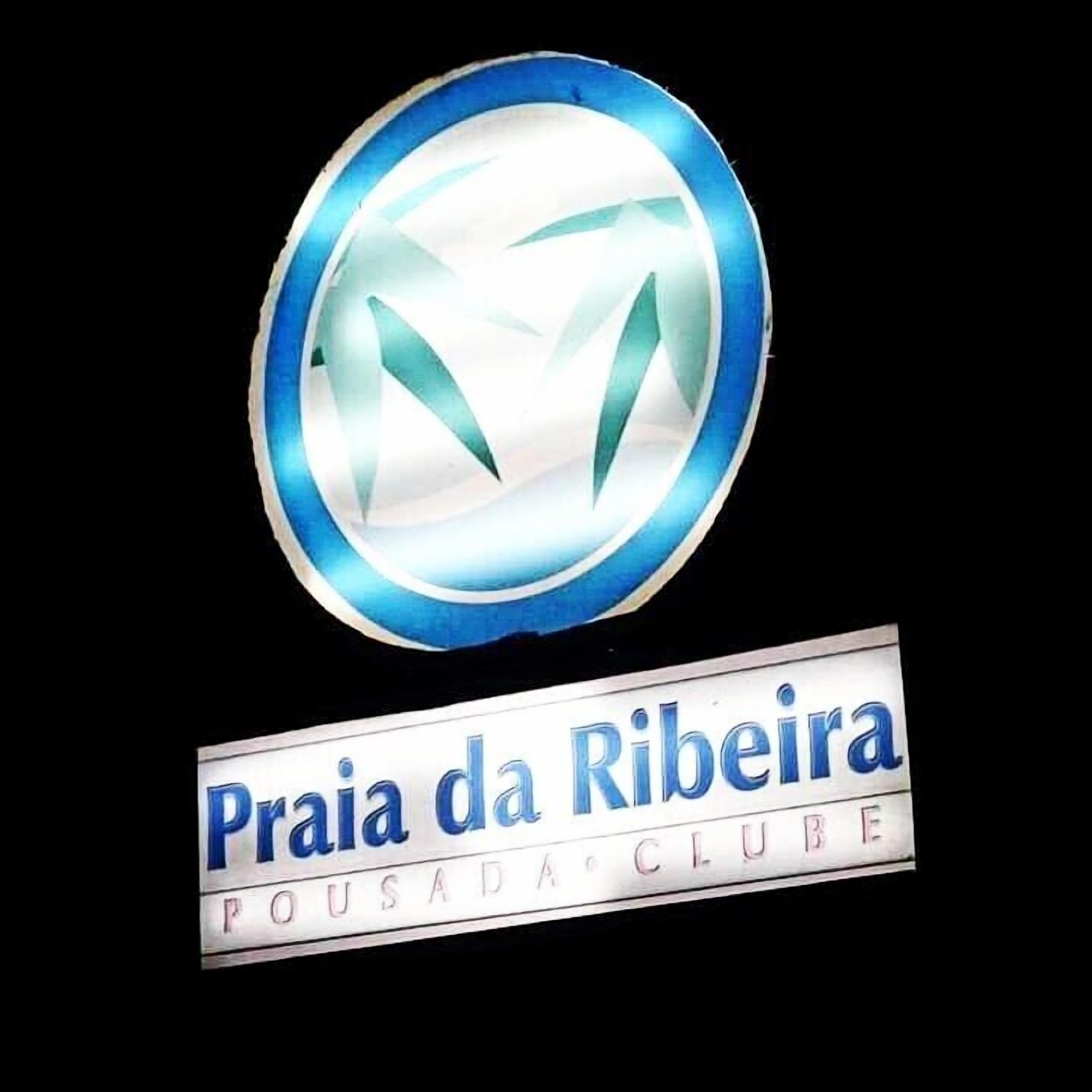 Un logotipo con un diseño circular y el texto 'Praia da Ribeira Pousada Clube' debajo.
