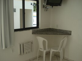 Minibar, cortinas blackout y ropa de cama 