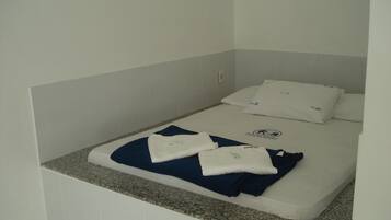 Minibar, mørklægningsgardiner, sengetøj