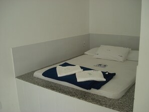 Minibar, blackout drapes, bed sheets - Pousada Praia da Ribeira Clube (Angra dos Reis)