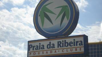 Señal para Pousada Clube, Praia da Ribeira.