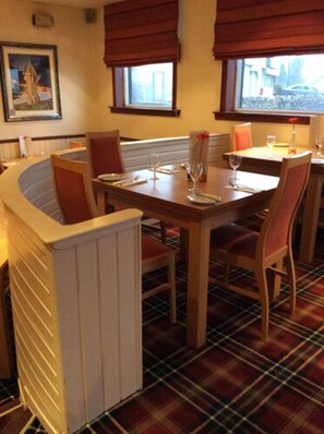 Lunch and dinner served - King Robert Hotel (Stirling)