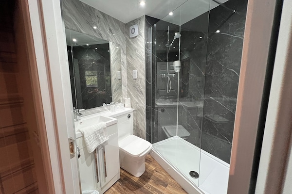 Large Family Room | Bathroom | Free toiletries, hair dryer, towels