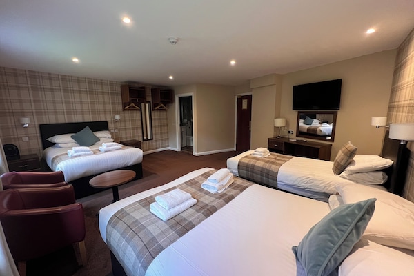 Kamer | Individueel gedecoreerd, een bureau, een strijkplank/strijkijzer