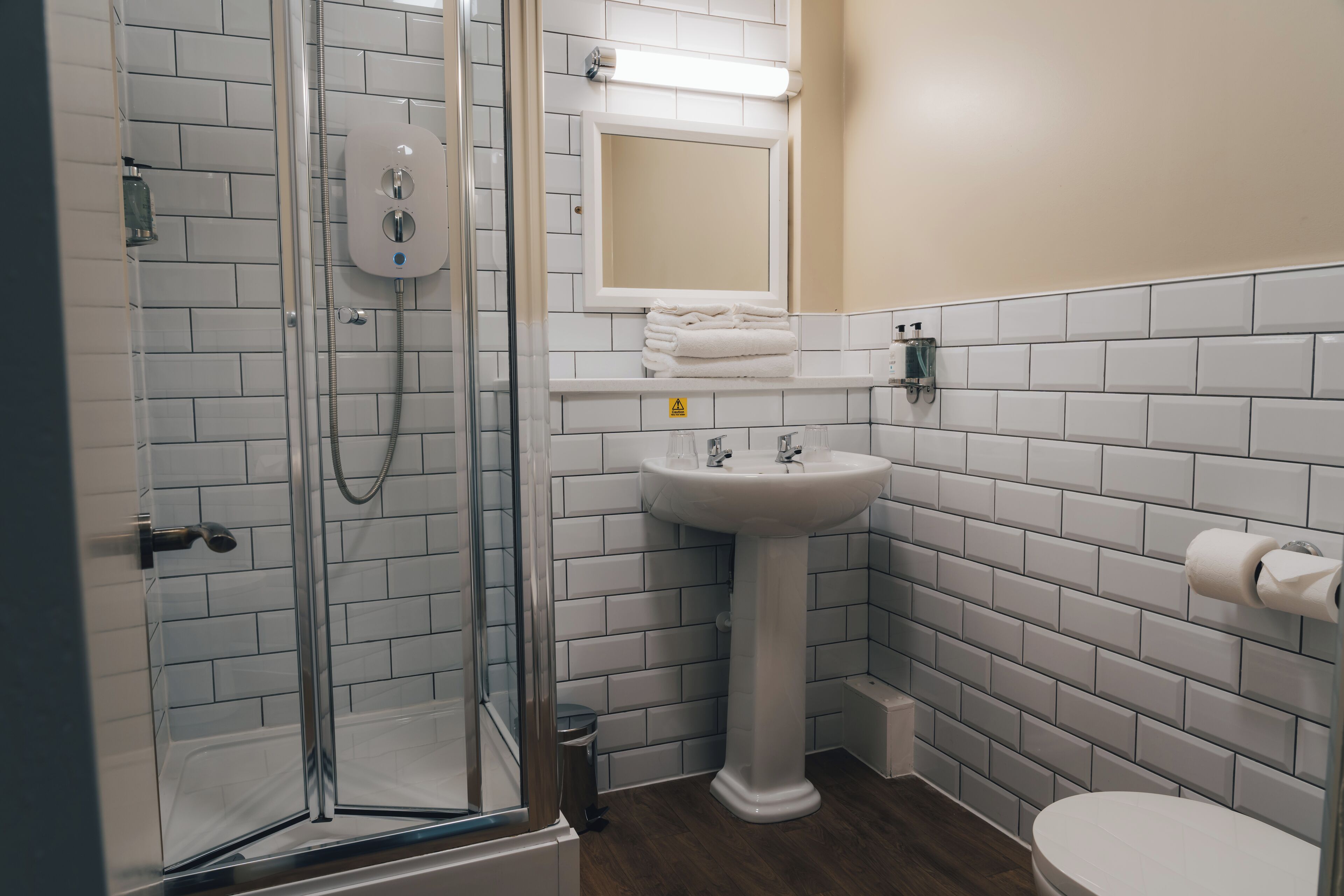 cosy double room | desk, iron/ironing board, free wifi, bed sheets