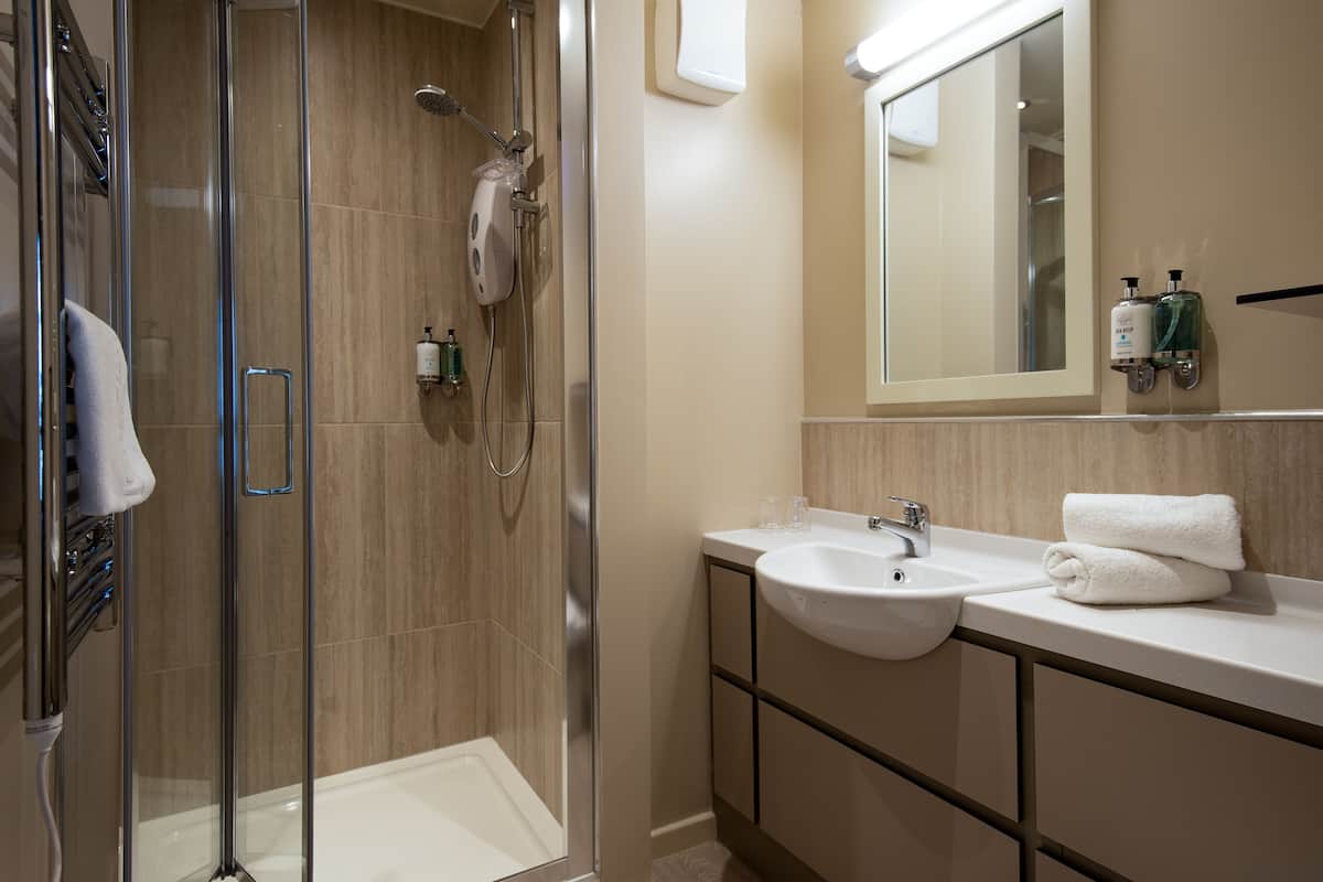 free toiletries, towels