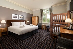 Escritorio, tabla de planchar con plancha, wifi gratis y ropa de cama 