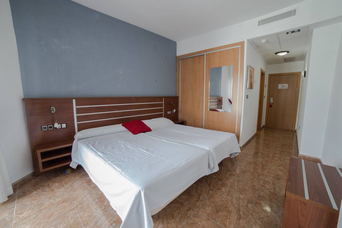 Minibar, Zimmersafe, Schreibtisch, Verdunkelungsvorhänge