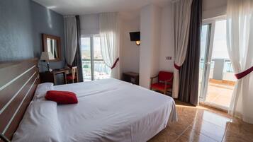 Chambre Supérieure, terrasse, vue mer | Minibar, coffres-forts dans les chambres, bureau, rideaux occultants