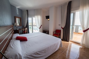 Camera Superior, terrazzo, vista mare | Minibar, una cassaforte in camera, una scrivania, tende oscuranti