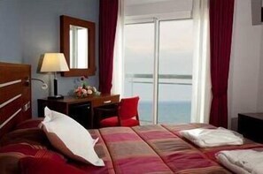 Minibar, in-room safe, desk, blackout drapes - Hotel La Familia Gallo Rojo (El Campello)