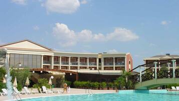 2 outdoor pools, pool umbrellas, sun loungers