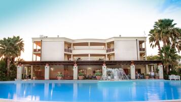 2 buitenzwembaden, parasols bij het zwembad en ligstoelen