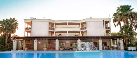 2 piscinas externas, guarda-sóis, espreguiçadeiras