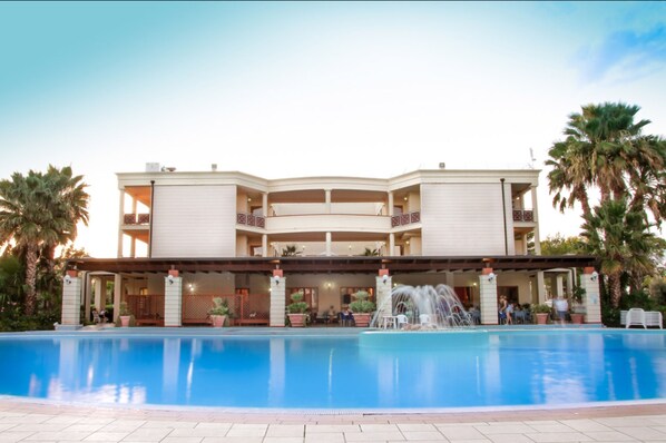 2 outdoor pools, pool umbrellas, sun loungers - Akiris (Nova Siri)