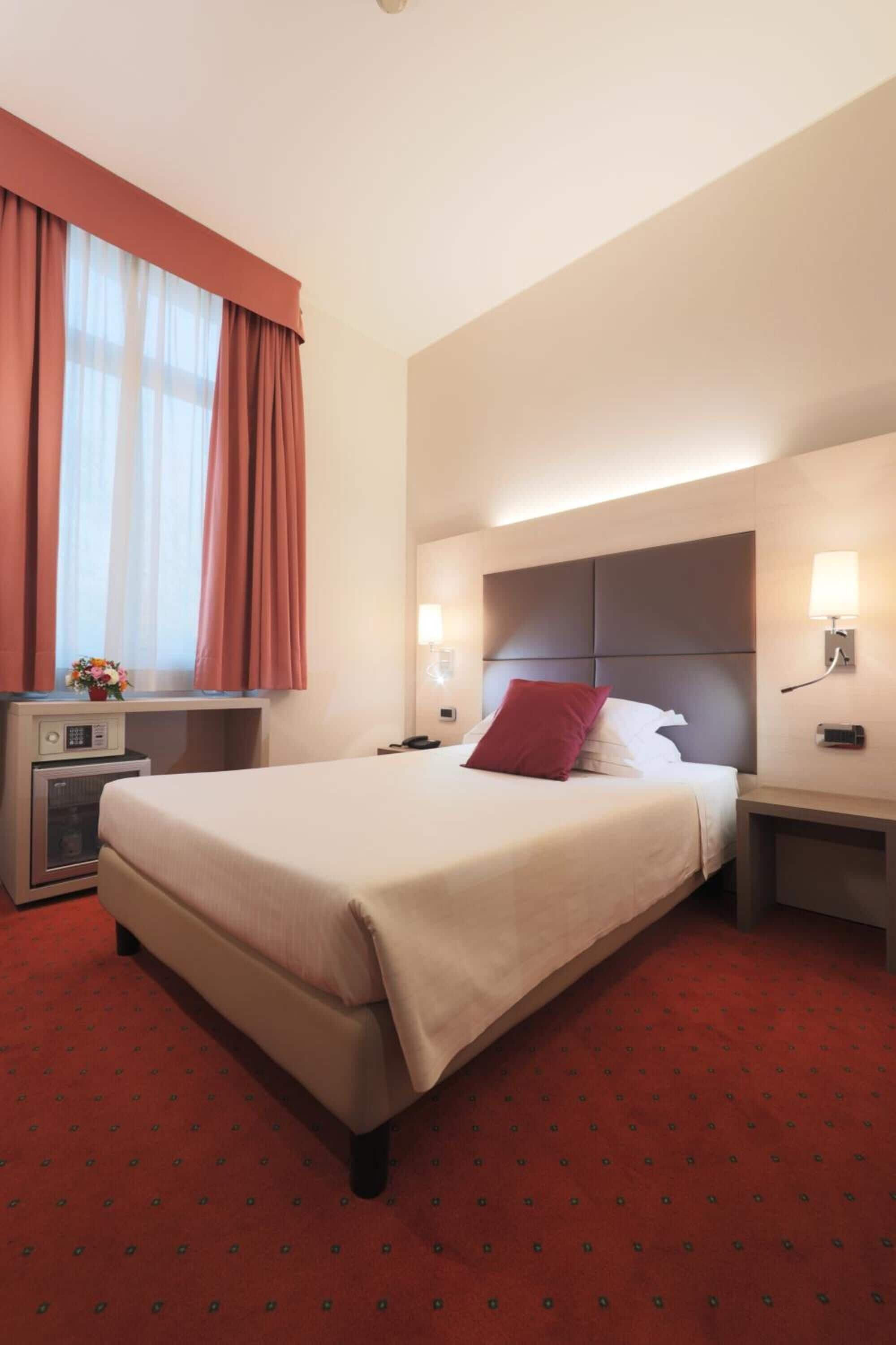 single room | premium bedding, down duvets, pillow-top beds, minibar