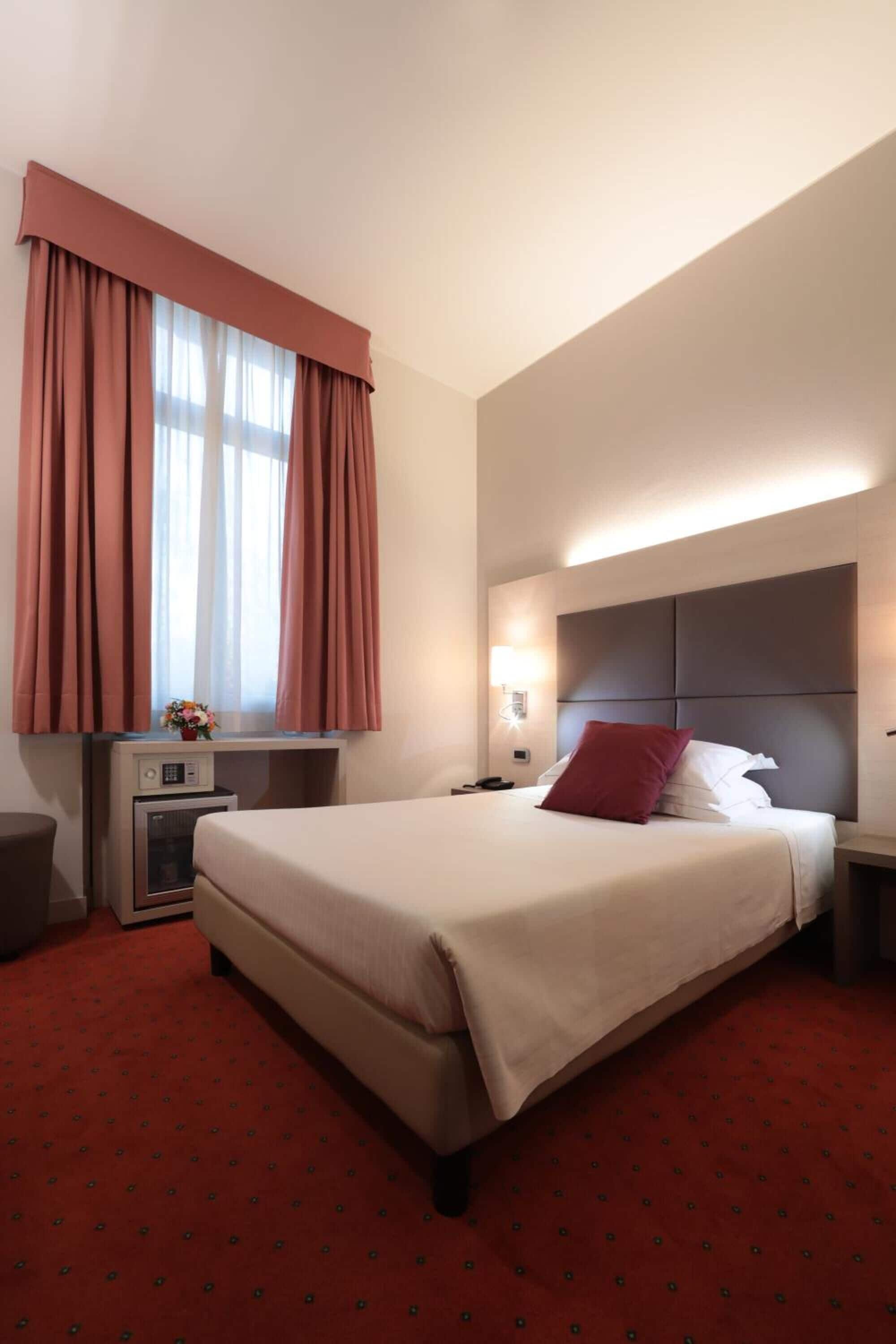 single room | premium bedding, down duvets, pillow-top beds, minibar