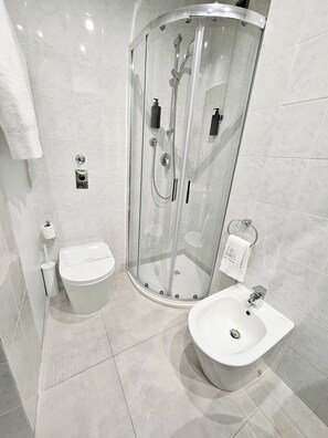 Shower, free toiletries, hair dryer, slippers - Hotel Campion CityLife (Milan)