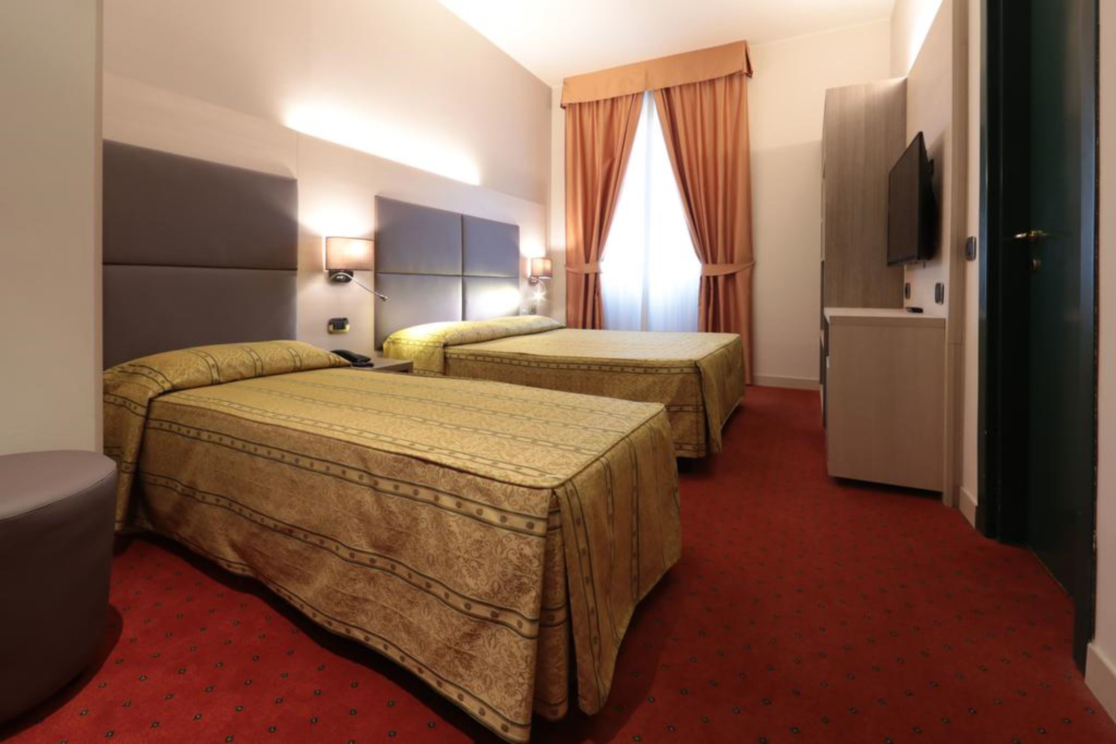 triple room | premium bedding, down duvets, pillow-top beds, minibar