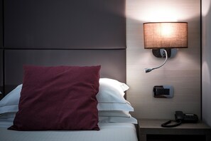 Ropa de cama de alta calidad, edredón, camas con pillow-top y minibar 