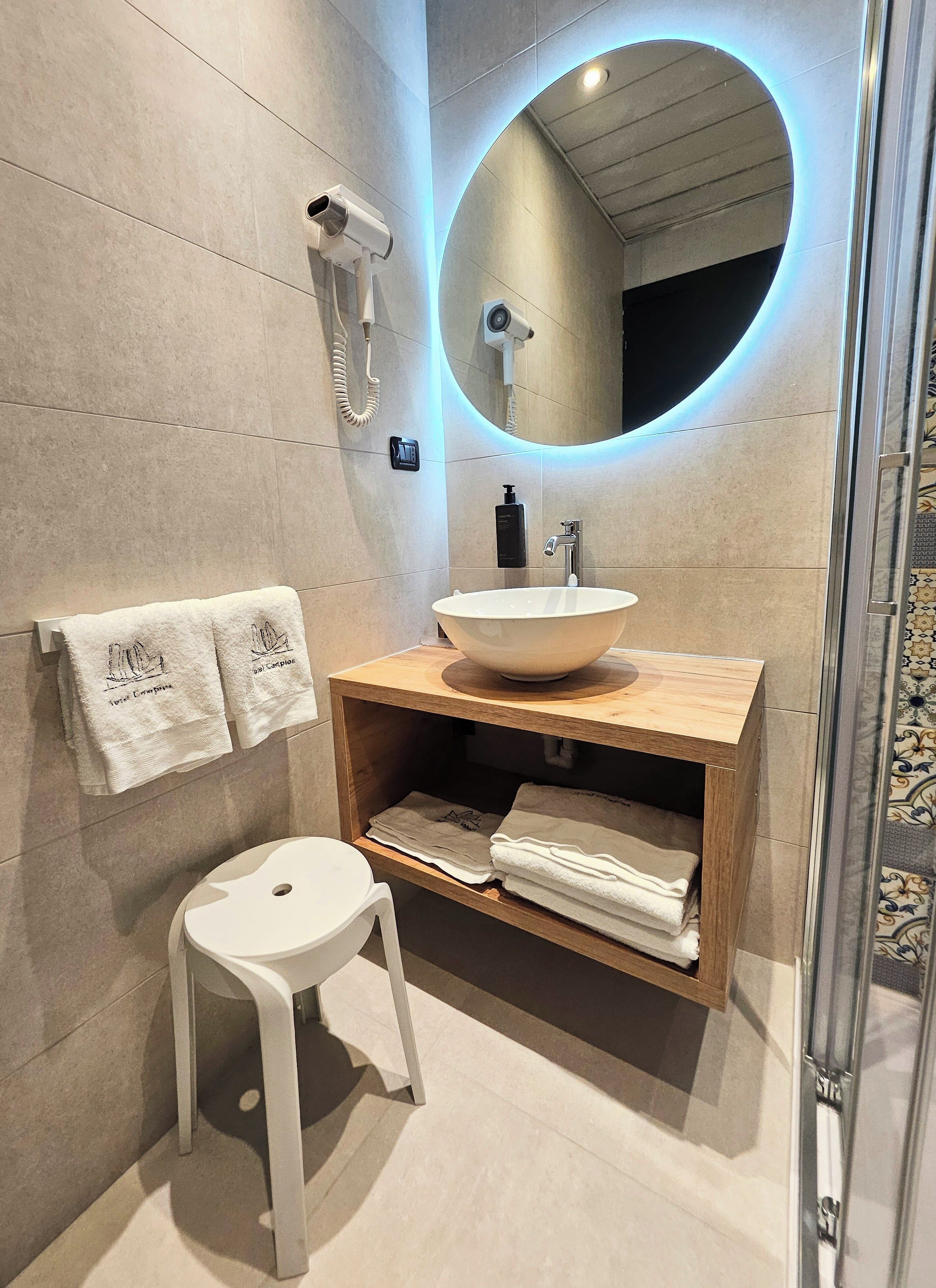 Dusche, kostenlose Toilettenartikel, Haartrockner, Hausschuhe