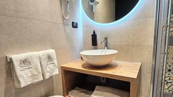 Dusche, kostenlose Toilettenartikel, Haartrockner, Hausschuhe