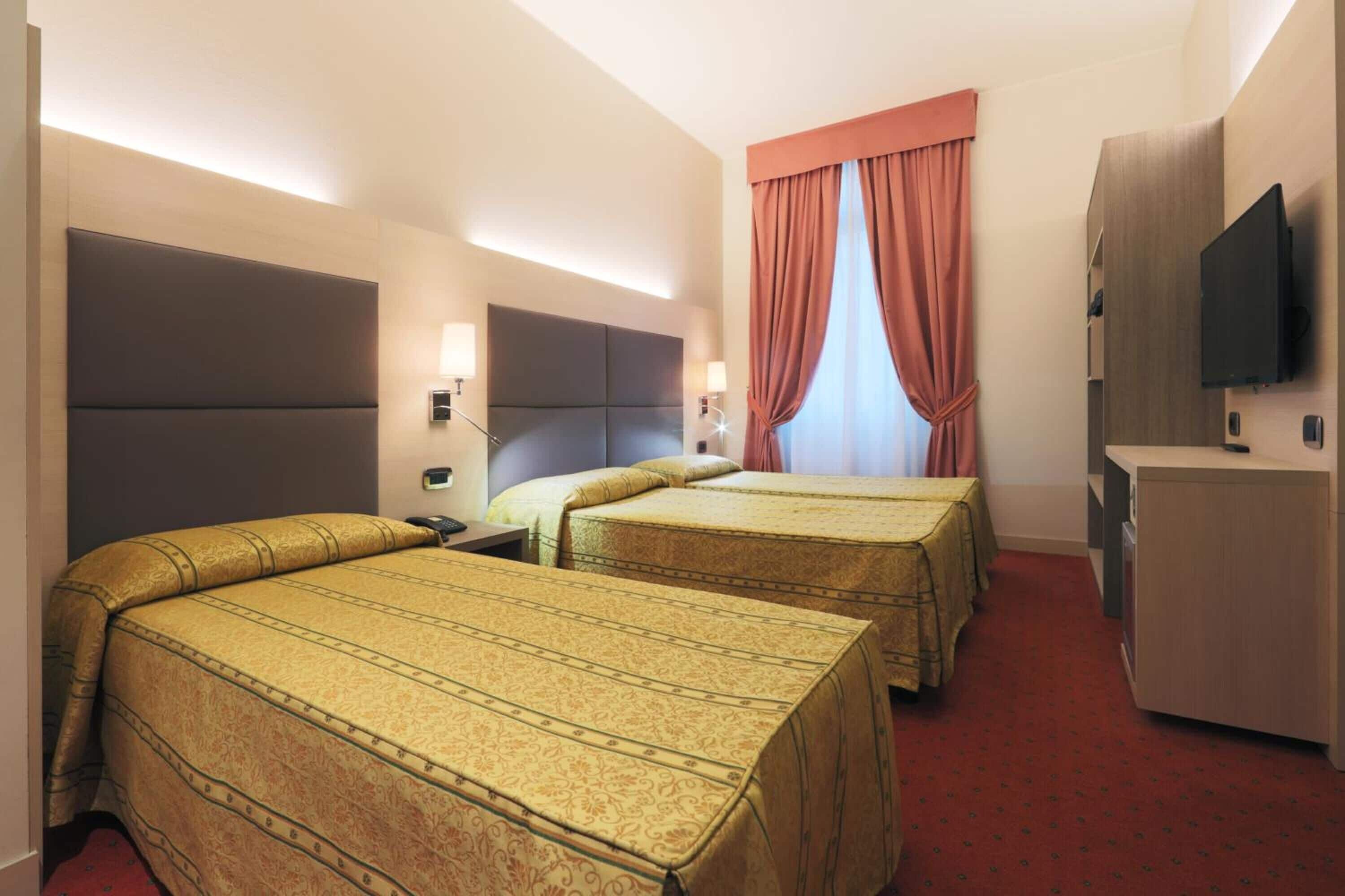 triple room | premium bedding, down duvets, pillow-top beds, minibar