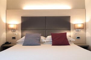 Kamar Double | Seprai premium, selimut bulu angsa, bantalan ekstra lembut, dan minibar