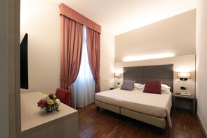 Habitación doble | Ropa de cama de alta calidad, edredón, camas con pillow-top y minibar 
