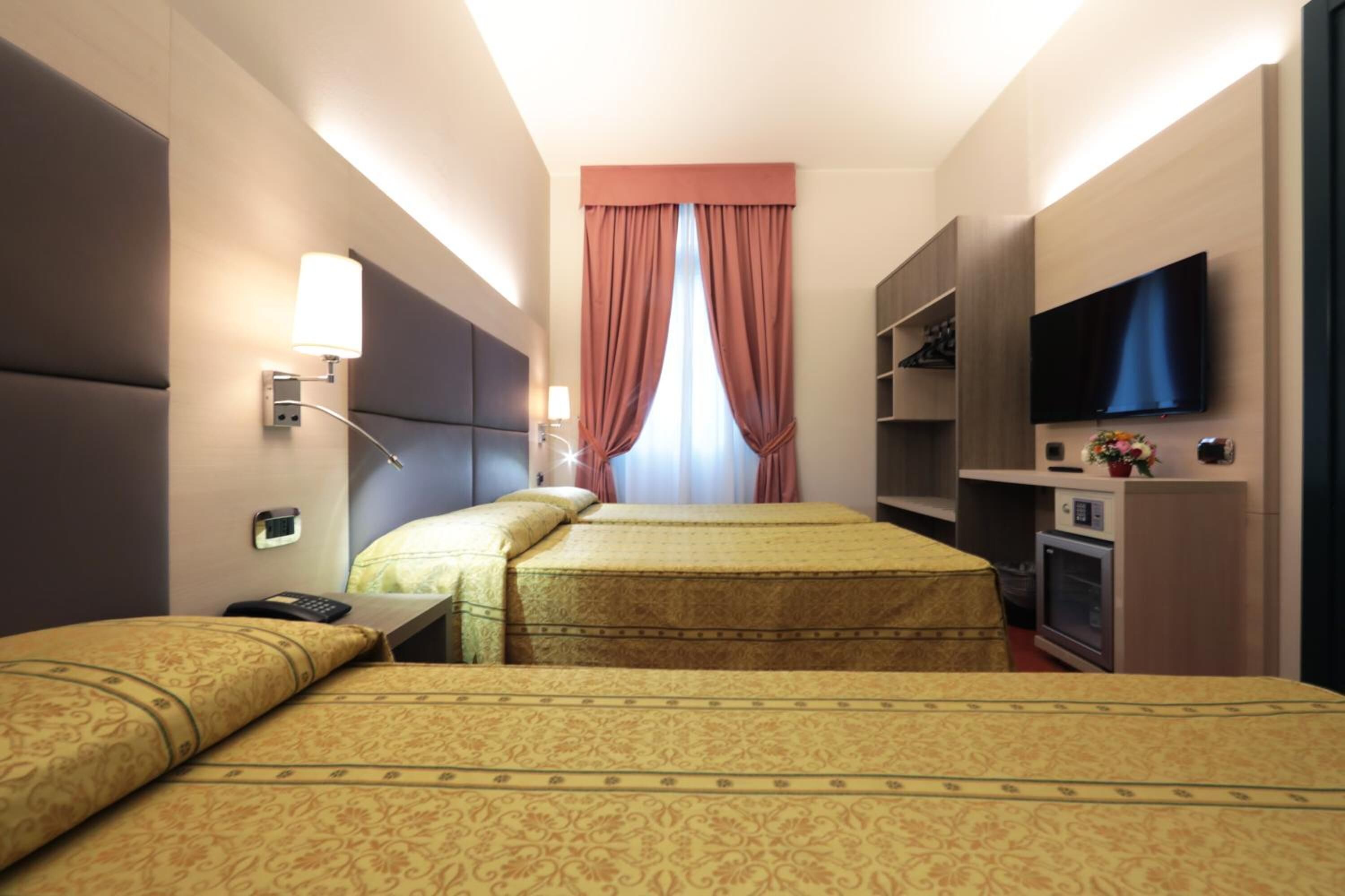 triple room | premium bedding, down duvets, pillow-top beds, minibar