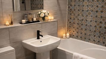 Superior Double Room, 1 Double Bed | Bathroom | Combined shower/tub, free toiletries, hair dryer, towels
