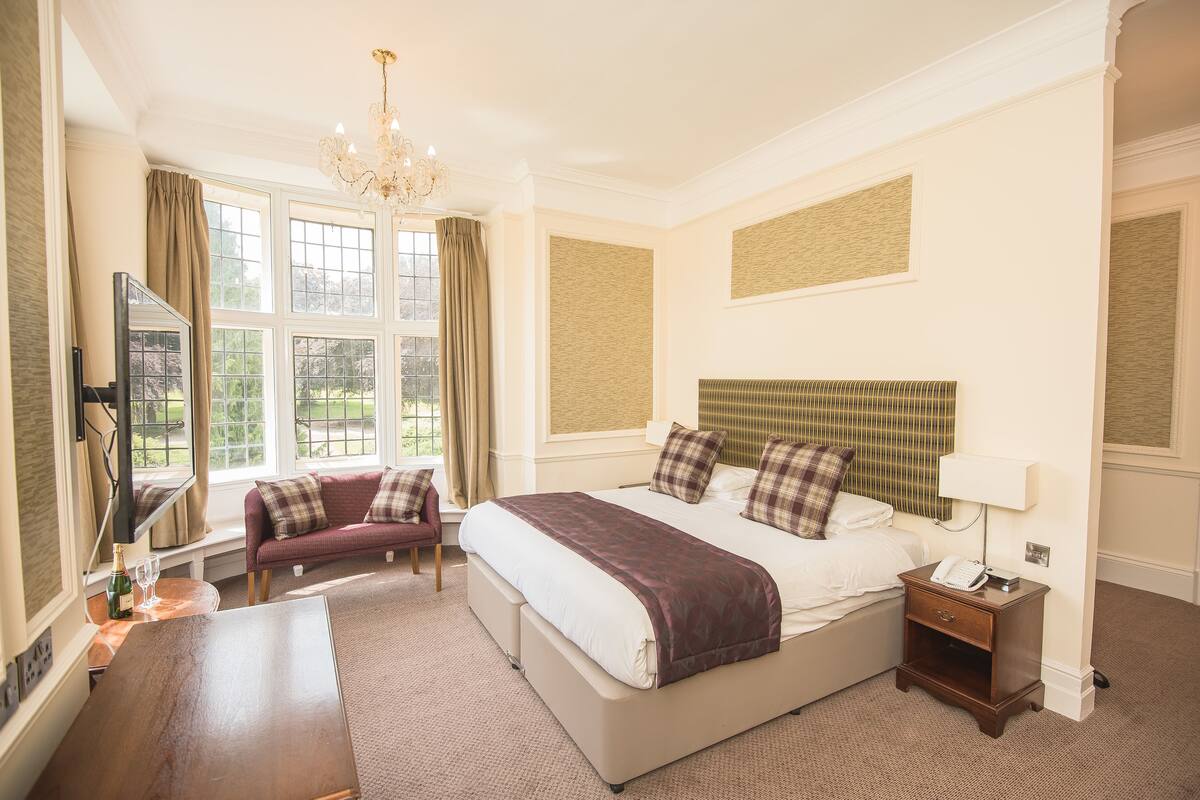 deluxe double room, 1 double bed | individually decorated, individually furnished, desk, free wifi