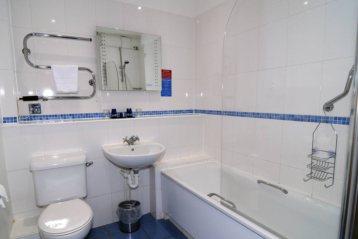 combined shower/bathtub, free toiletries, hair dryer, towels