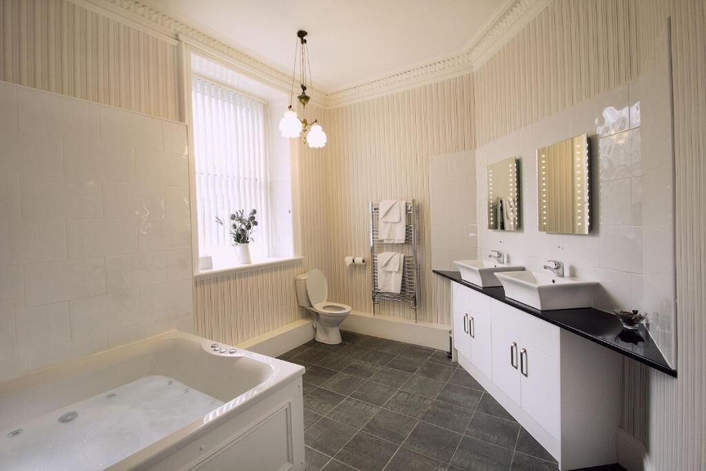 combined shower/bathtub, free toiletries, hair dryer, towels