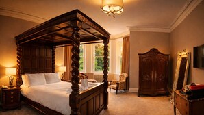 Uma cama de dossel com estrutura de madeira, uma mesa de cabeceira com abajur, uma cadeira, um guarda-roupa e um espelho.