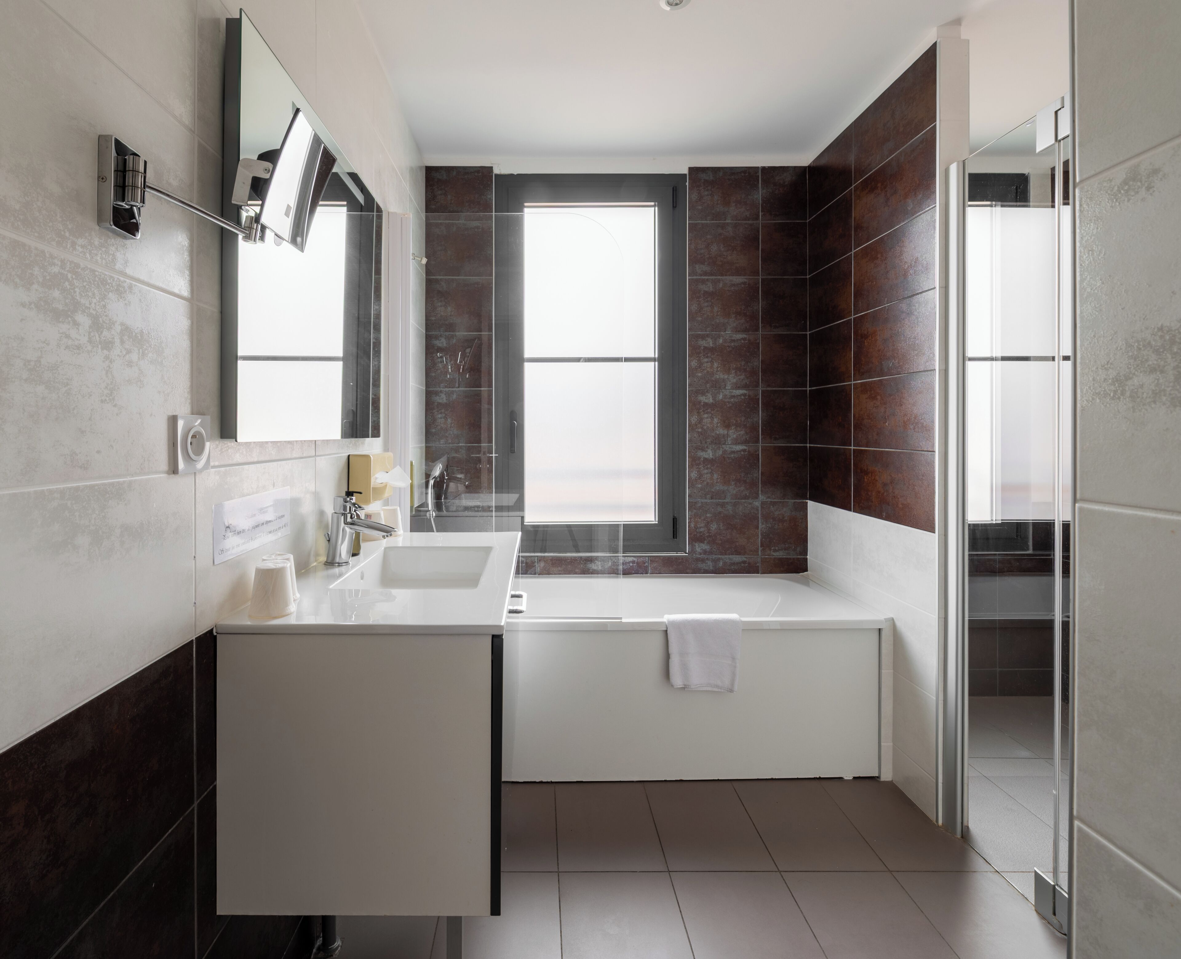 combined shower/bathtub, hair dryer, towels