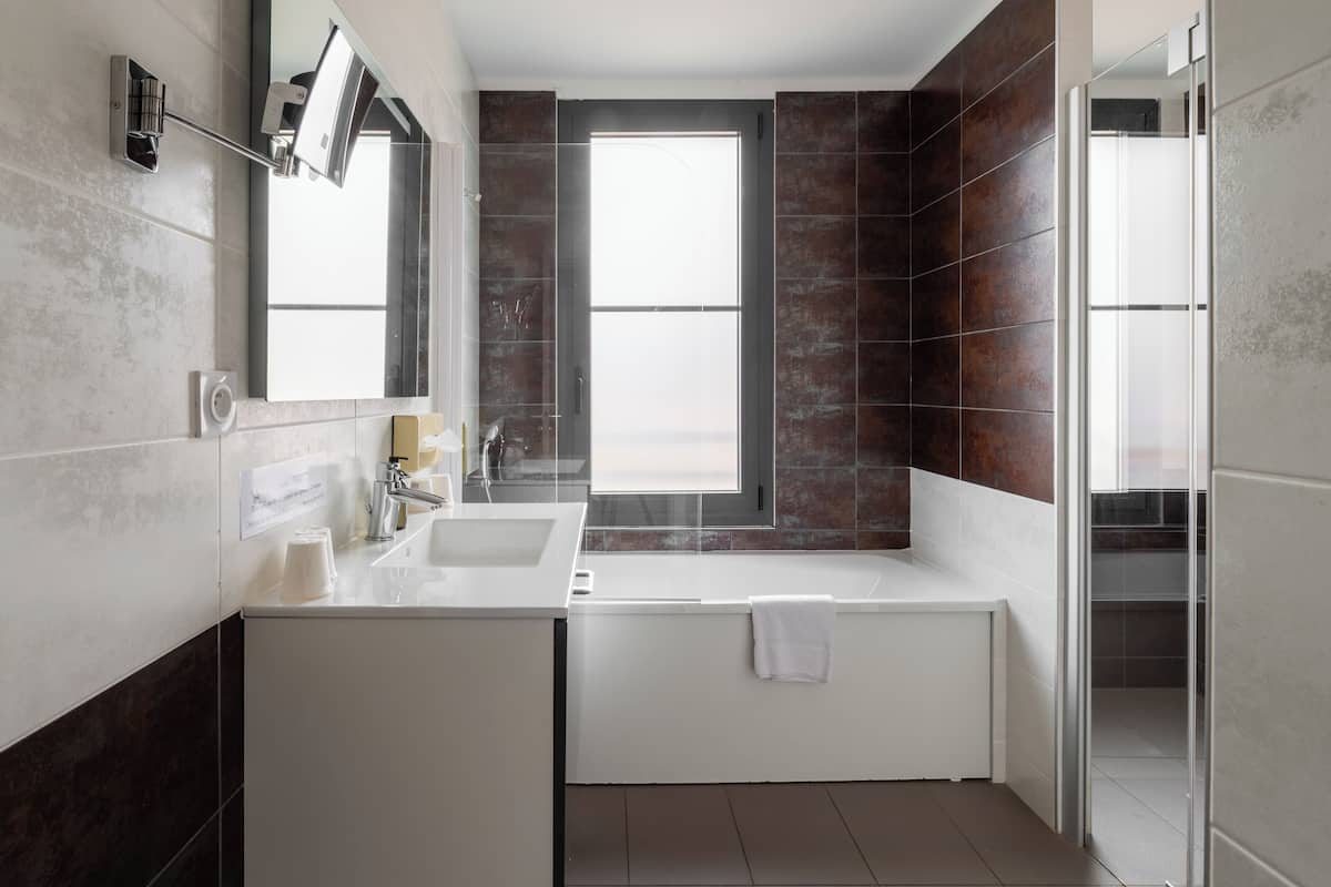 combined shower/bathtub, hair dryer, towels