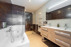 Chambre Supérieure Dame de Champagne | Bathroom | Combined shower/bathtub, hair dryer, towels - Hostellerie du Mont Aimé (Bergeres-les-Vertus)