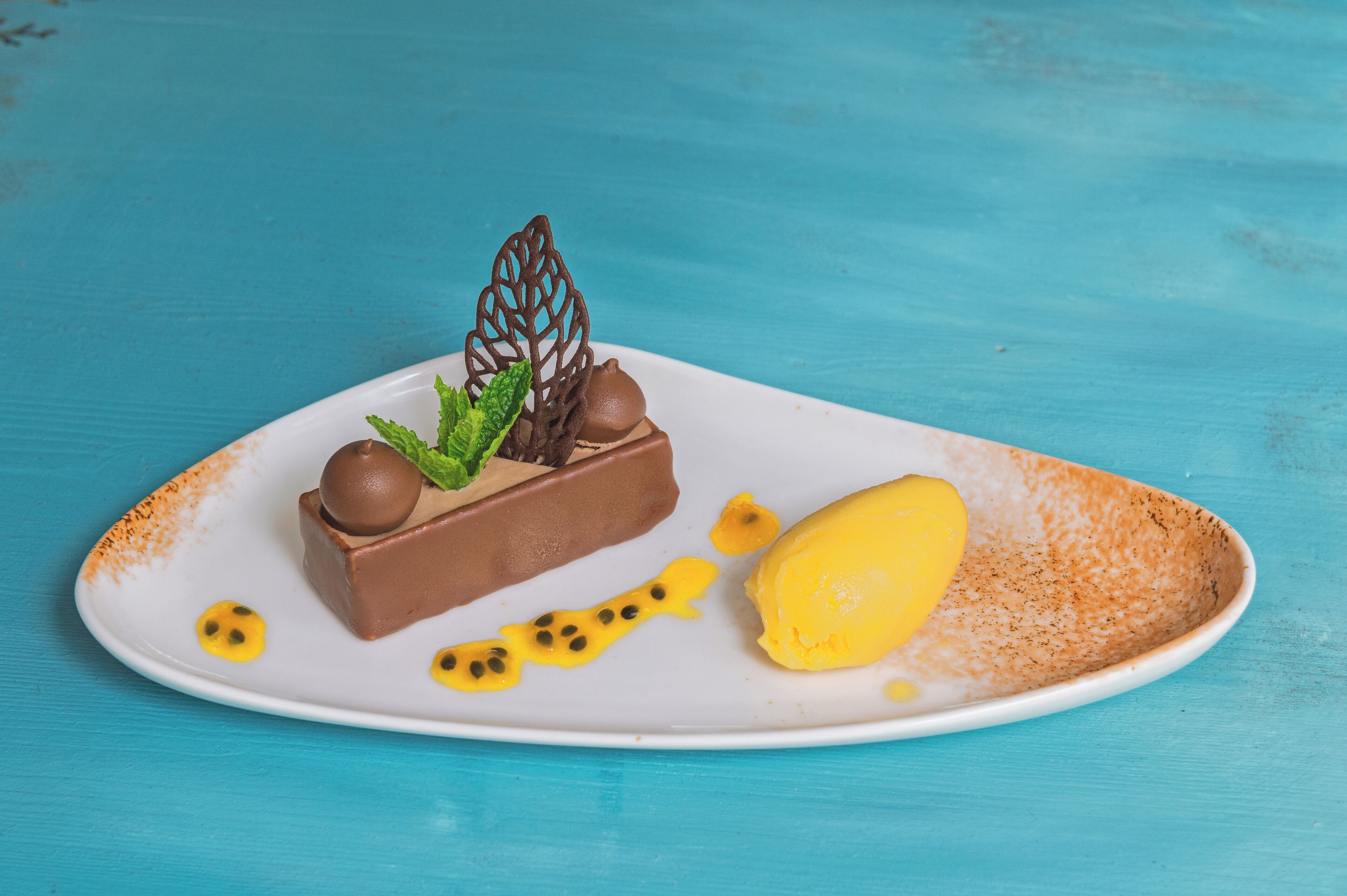 Postre sobre un plat blanc amb un fons blau.